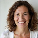 Portrait souriant d'une cliente satisfaite, d'âge moyen.
