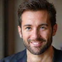 Portrait souriant d'un client satisfait.
